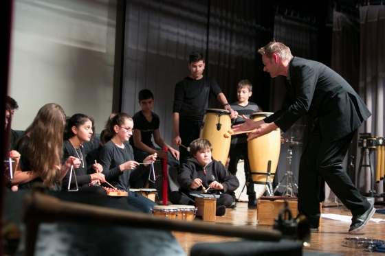 Kinder mit Percussion bei einem Workshop