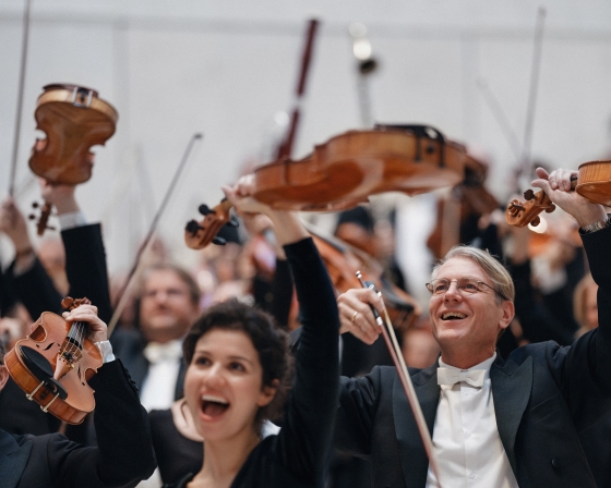 Jubelnde Musiker halten ihr Instrument hoch