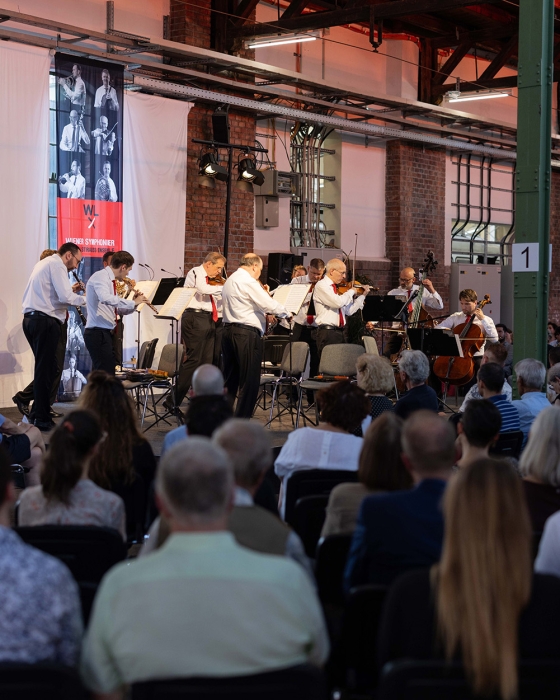 Johann Strauß Ensemble auf der Bühne in der Remise